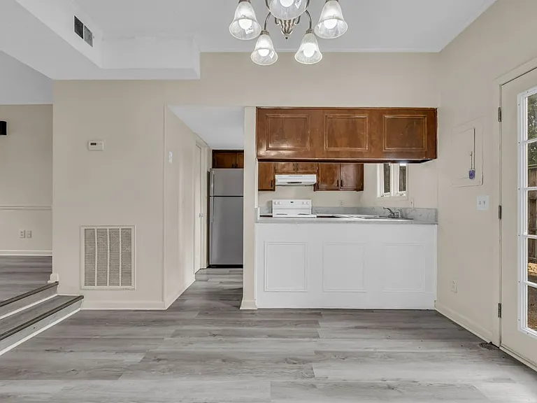 400 Forrest Blvd #15 — Photo 8