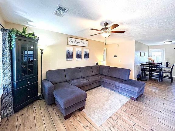 4th image of 815 W D Ave