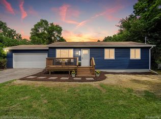 2440 Jones Rd, Waterford, MI 48327