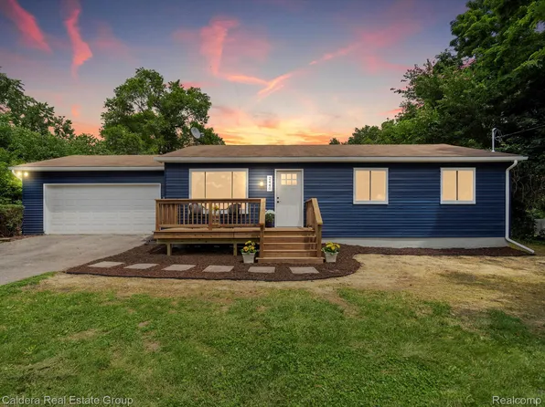 2440 Jones Rd, Waterford, MI 48327