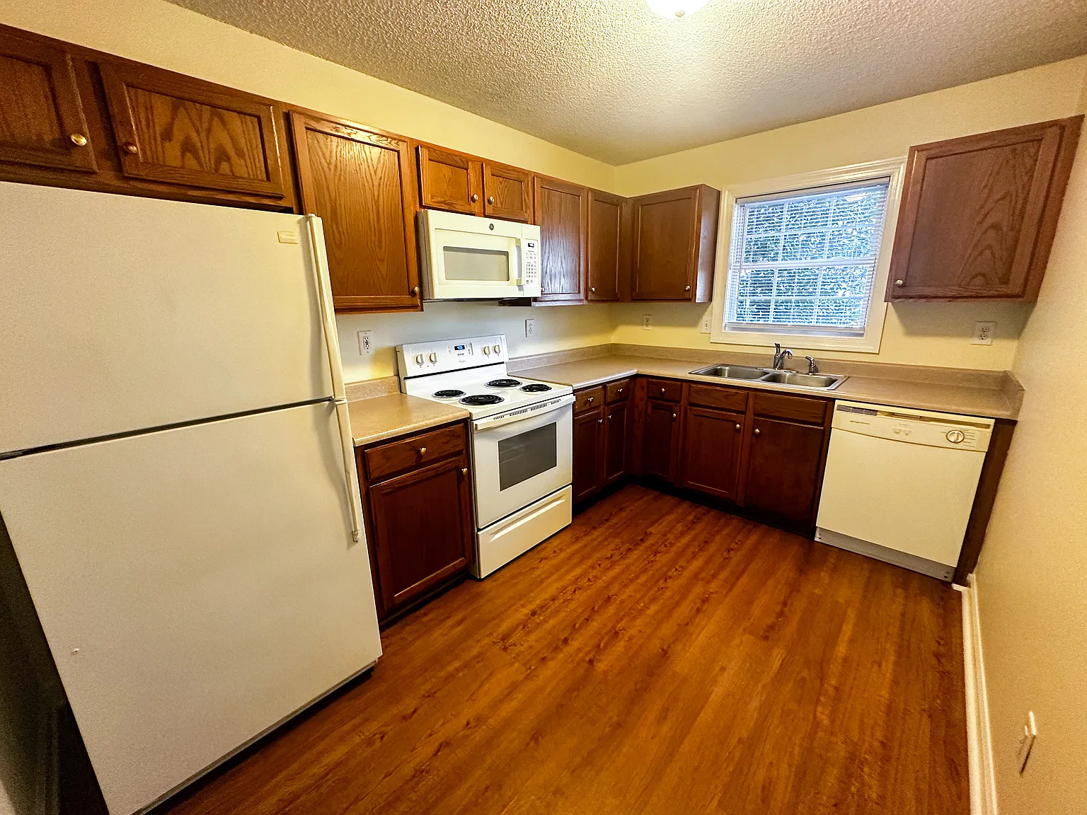 2 bed, 2.5 bath, 1155 sqft, $1,350 — Photo 2