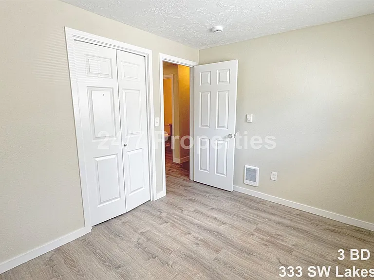 333 SW Lakeshore Dr — Photo 7