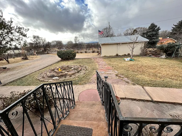 1323 Simmons Ln — Photo 2