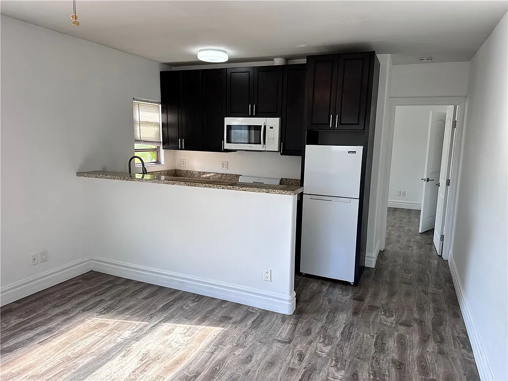 1 bed, 500 sqft, $2,200 — Photo 4