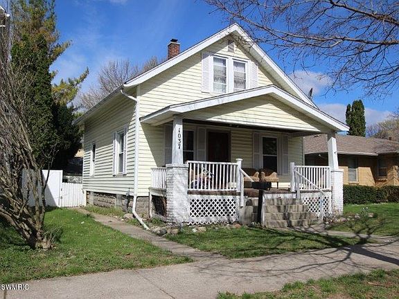 3rd image of 1037 Powers Ave NW
