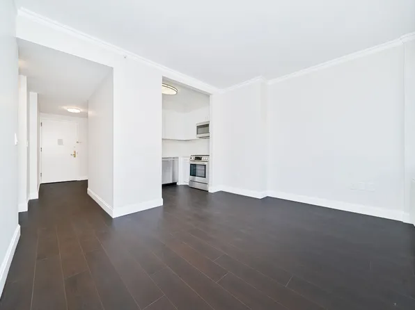 160 Riverside Boulevard image 5 of 9