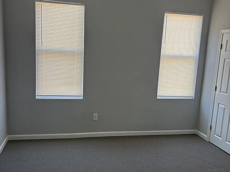 1322 W Victoria St — Photo 16
