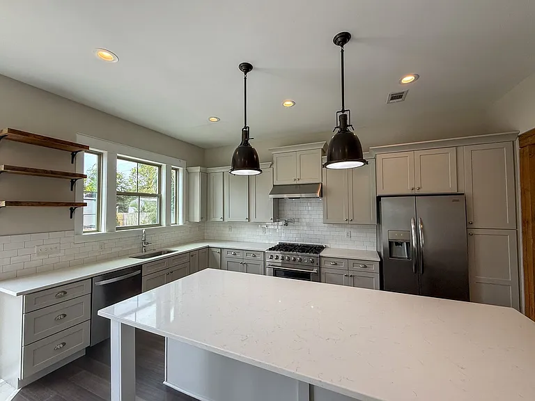517 W Wright St — Photo 9