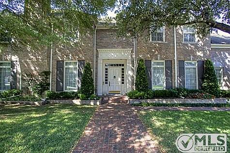 1st image of 200 Rivercrest Dr