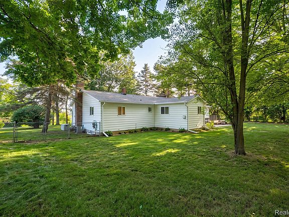 3rd image of 11255 N Center Rd