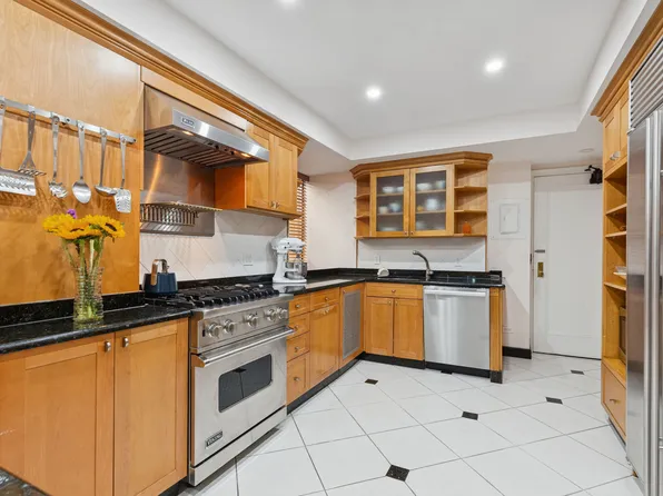 1215 5th Avenue image 6 of 15