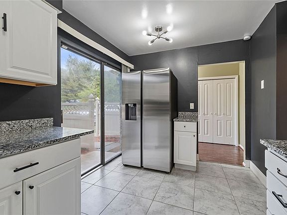 3rd image of 100 Williamsburg Ln