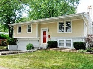 328 Cottonwood Rd, Buffalo Grove, IL 60089