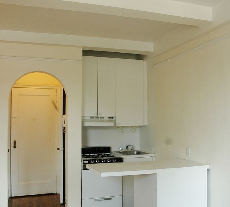 2nd image of 11 Waverly Pl APT 11N