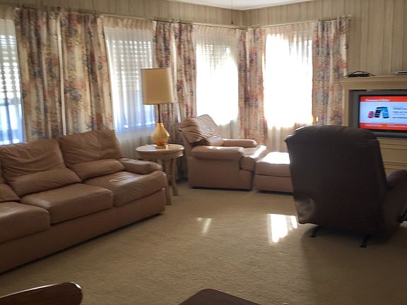 Spacious LR w/thermal window