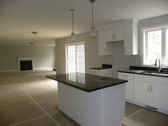 5th image of 592 Raymond Rd