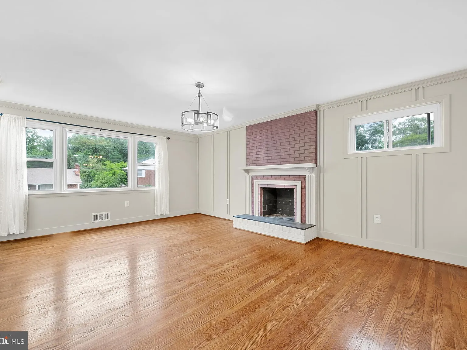 3 bed, 1327 sqft, $3,000 — Photo 4
