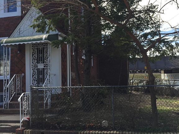3rd image of 225-00 Mentone Ave