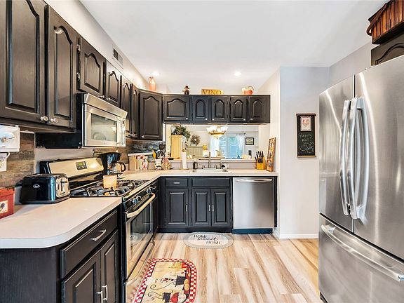 3rd image of 8 Sunridge Ln #8