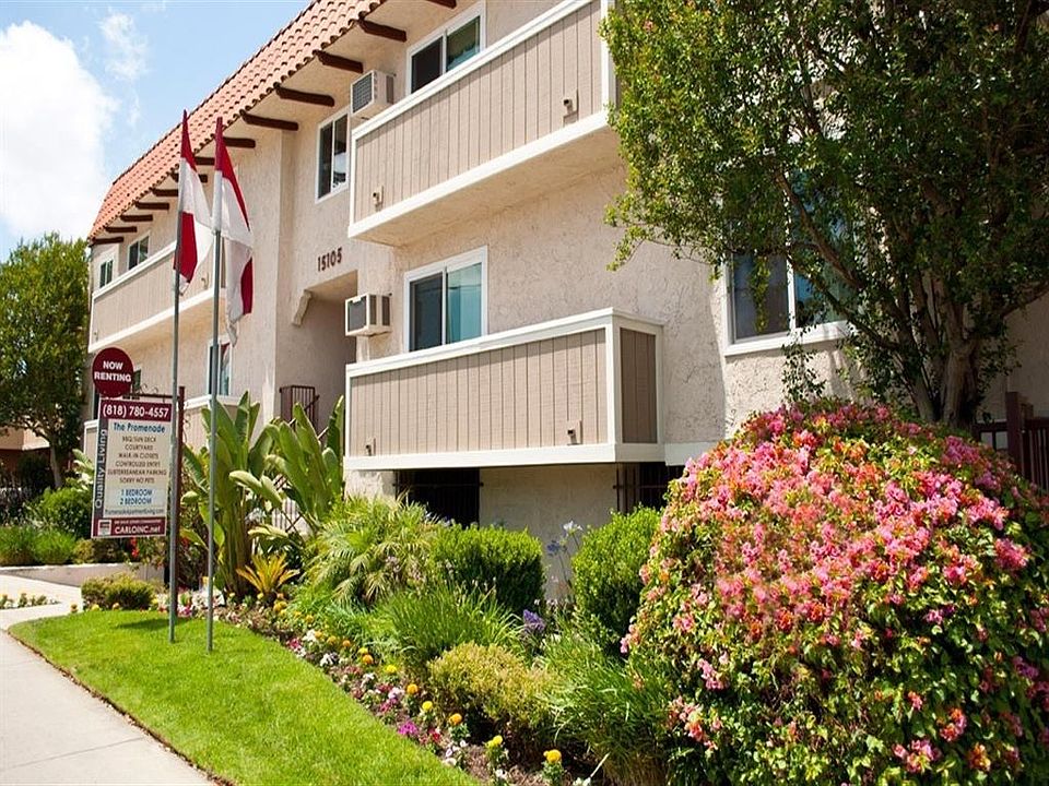 Beautifully manicured landscaping at the Promenade Apartment in Van Nuys, CA