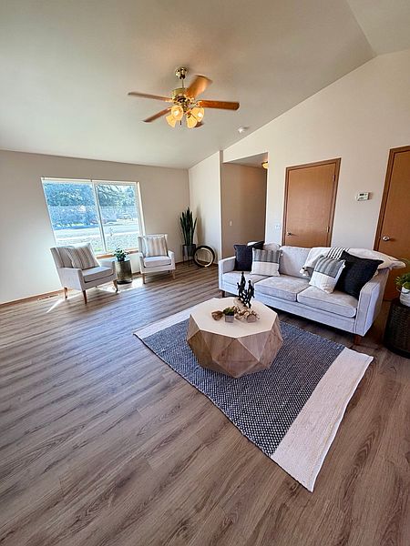 5th image of 608 E Remington Drive