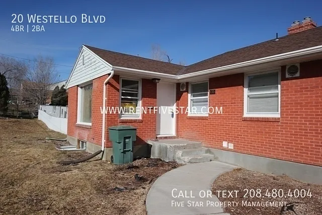 Spacious 4 Bedroom 2 Bathroom Duplex with Fenced Yard! — Photo 2
