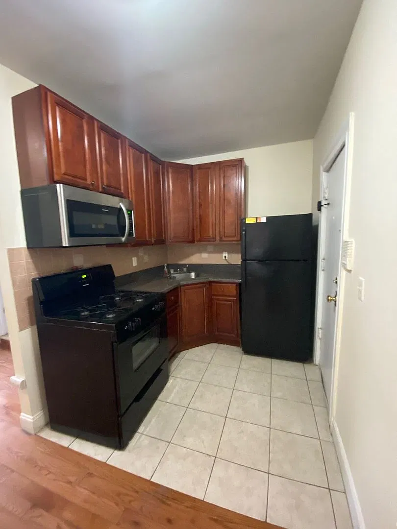 700 - OM 700-702 Bergenline Avenue LLC — Photo 1