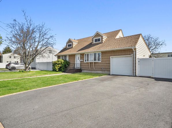 1045 N Hamilton Avenue, Lindenhurst, NY 11757