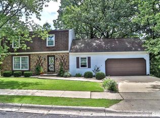 3332 W Lexington Ct, Peoria, IL 61615