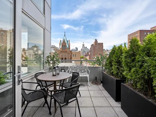 425 East 13th Street PHF image 3 of 17