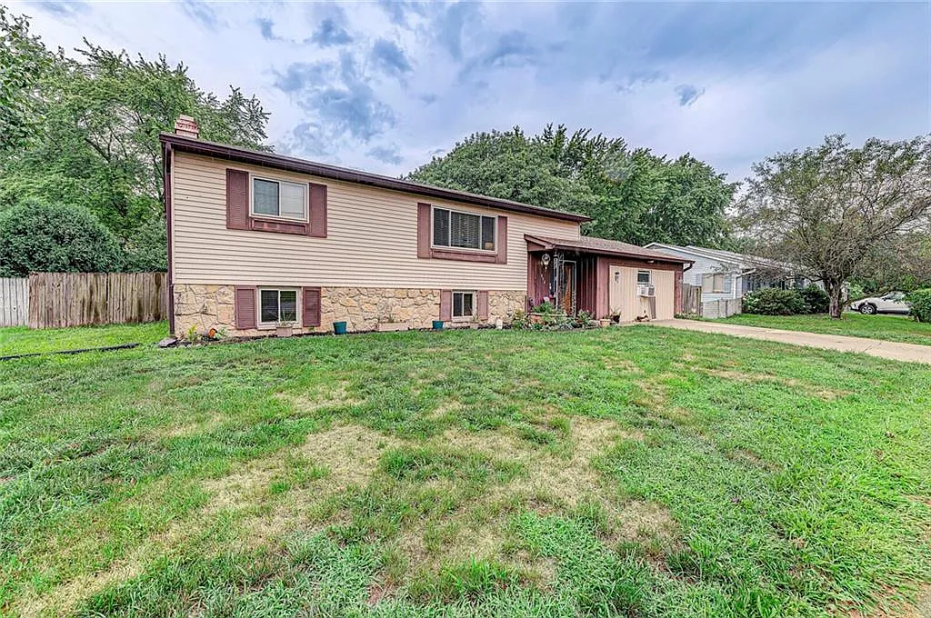 808 Spring Valley Dr photo 1