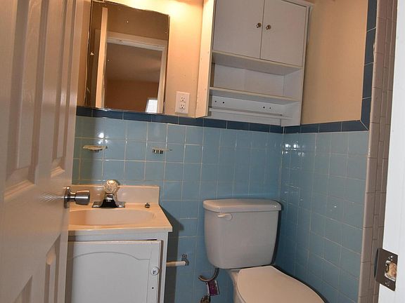 4th image of 807 Poplar St