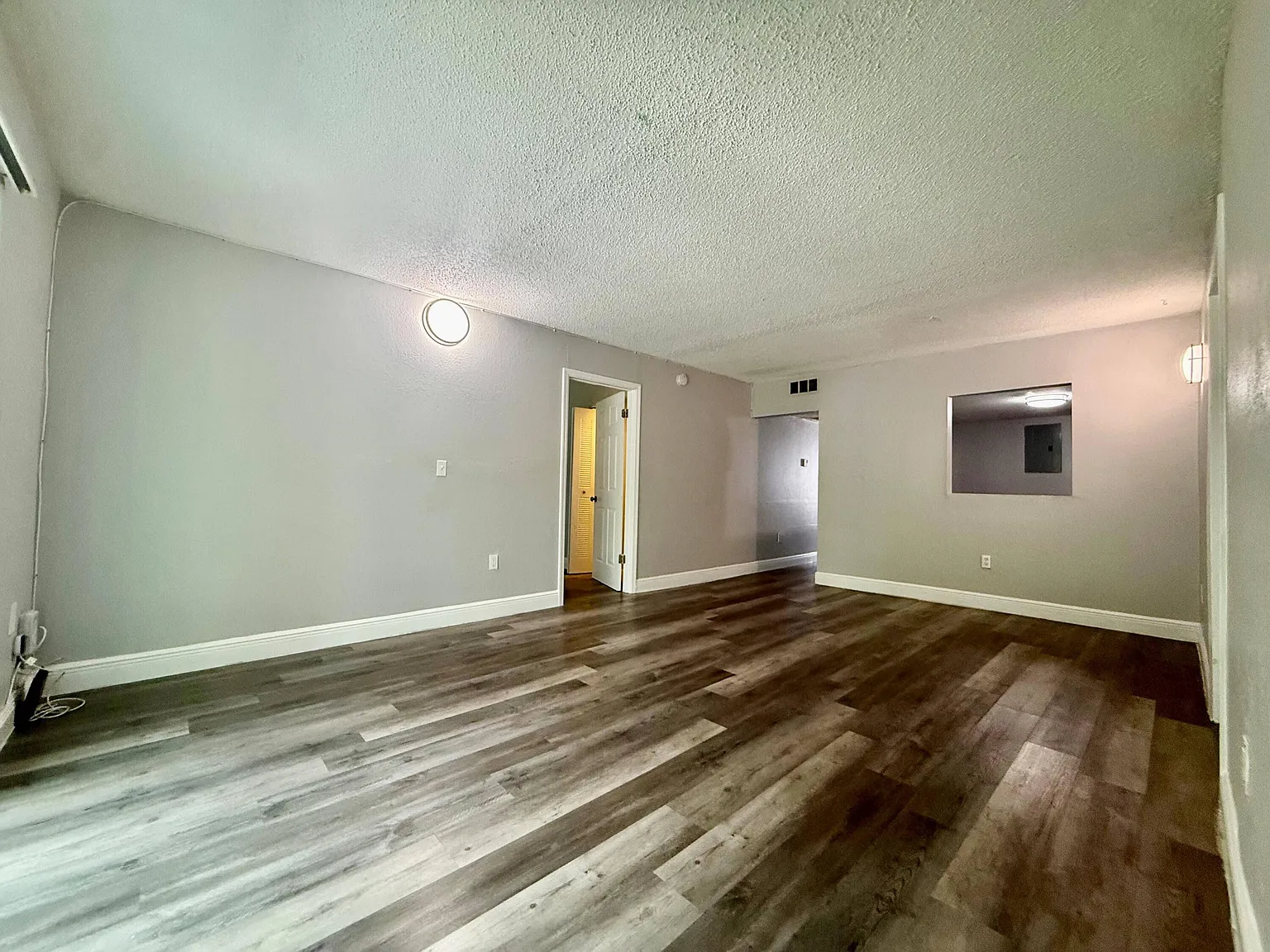 3 bed, 2.0 bath, 990 sqft, $2,450 — Photo 3