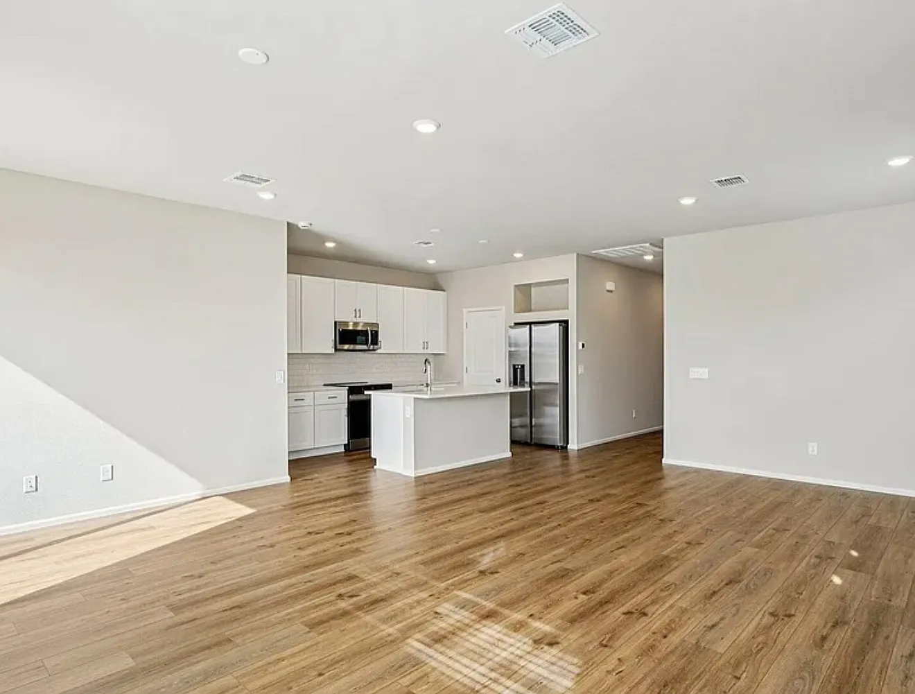 4 bed, 1373 sqft, $2,500 — Photo 3