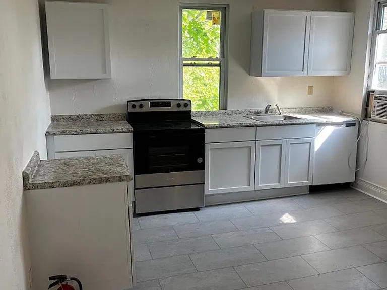 5531 Howe Street — Photo 2