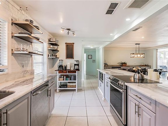 5th image of 326 Barbara Cir