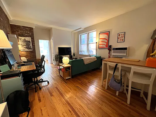 Rented by City Connections Realty | media 9