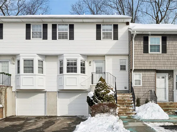 137 Woodlake Drive W, Woodbury, NY 11797