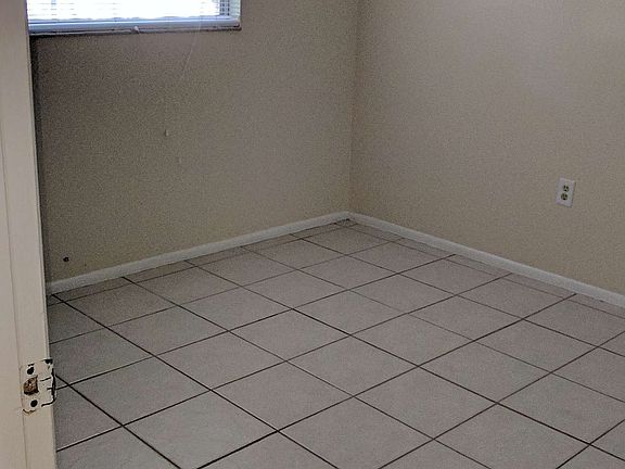 5th image of 380 Royal Palm Dr APT B
