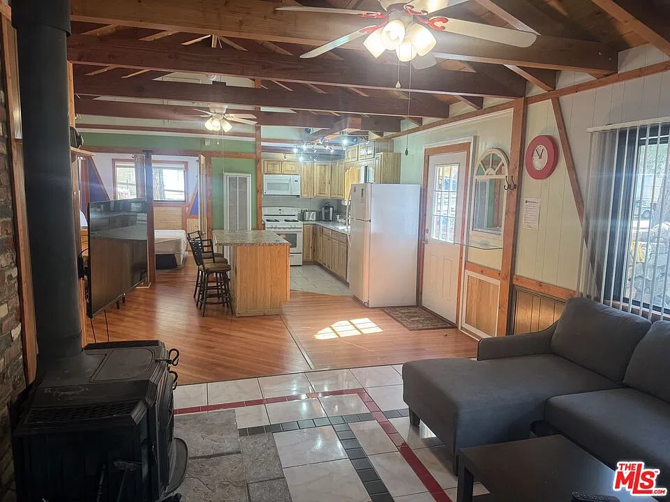 2 bed, 1.0 bath, 808 sqft, $1,795 — Photo 2