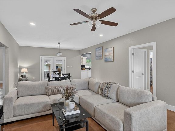 4th image of 337 E Castlewood