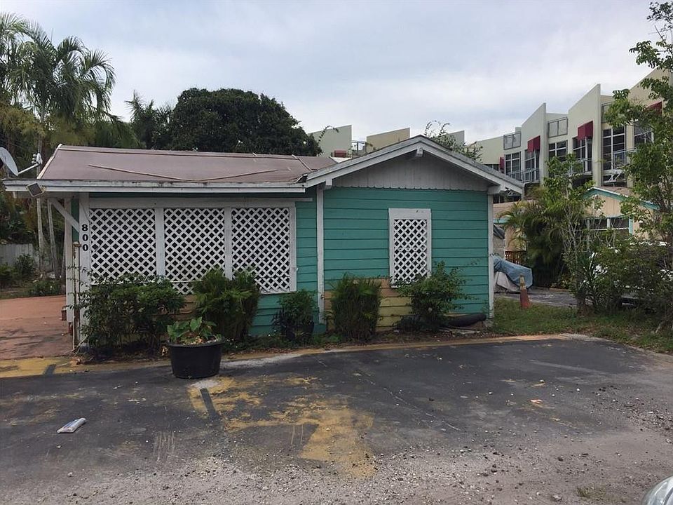 1st image of 800 SE 12th St