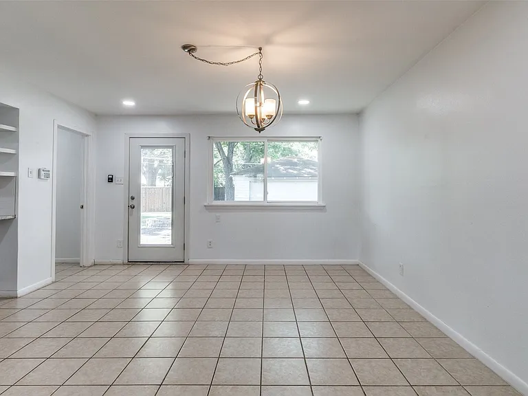 6418 E Lovers Ln — Photo 5