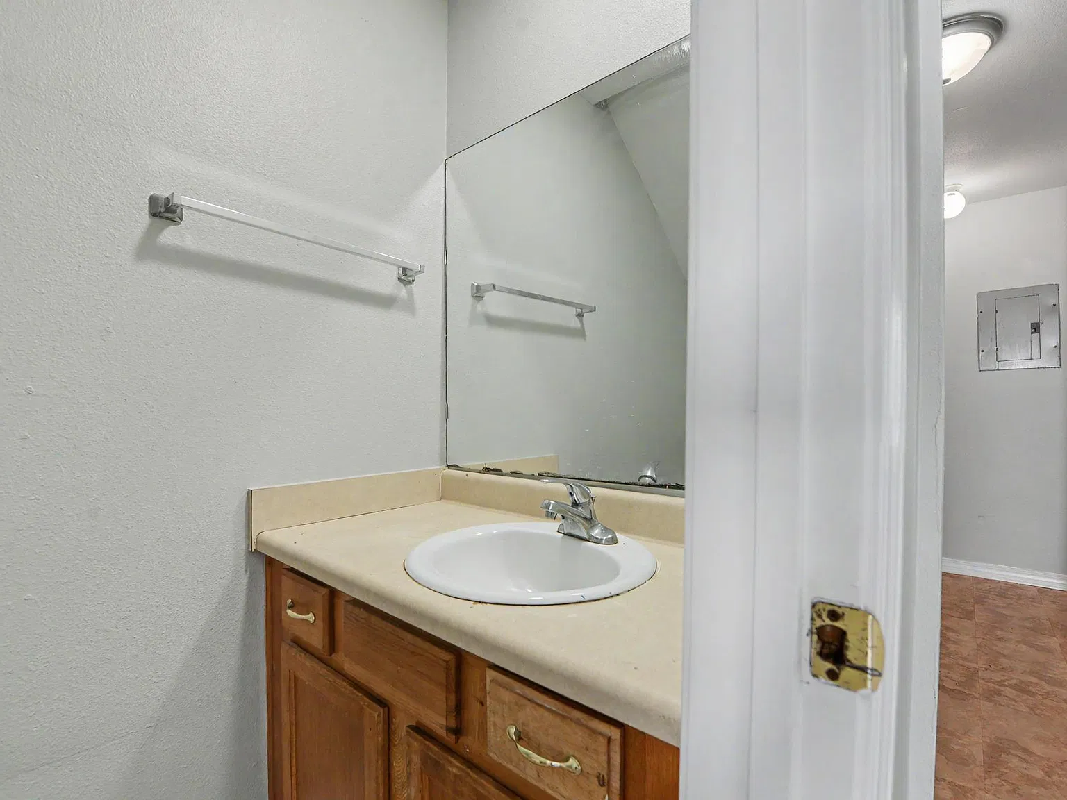 2 bed, 1.5 bath, 1008 sqft, $1,100 — Photo 4