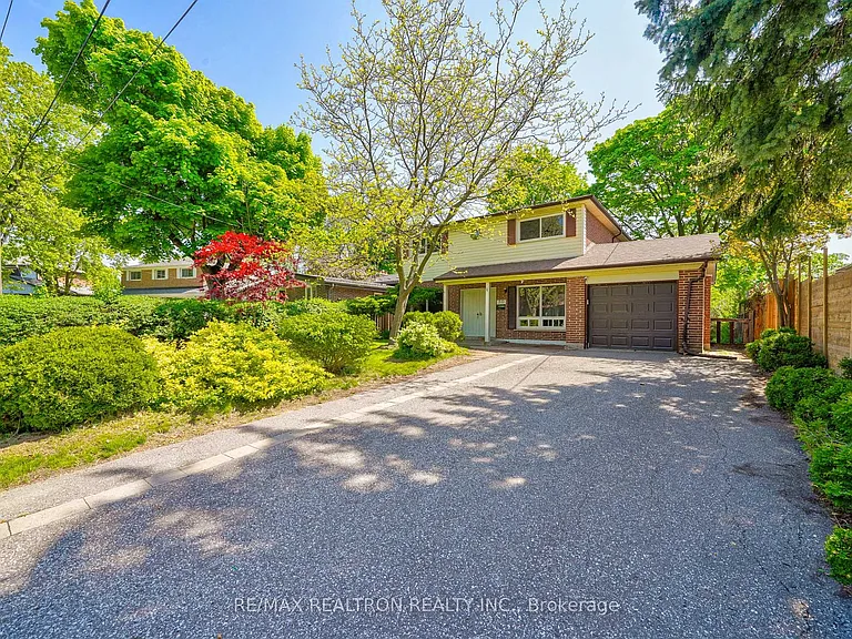 50 Axsmith Cres — Photo 1