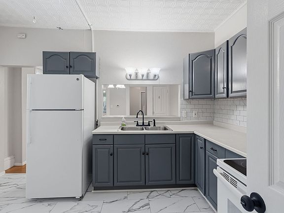 4th image of 42 Glen St #44