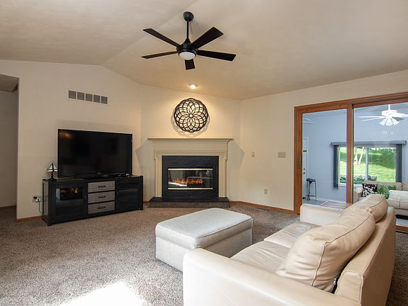 4th image of 424 Village Wood Ln