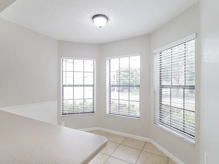 4262 Sandhurst Dr — Photo 6