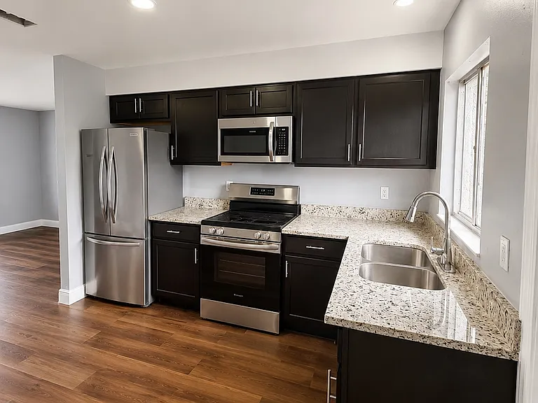 138 Gordon Ave S — Photo 3