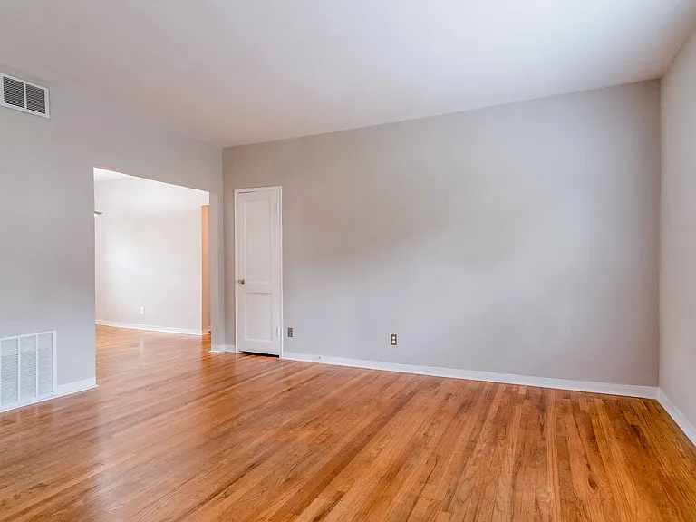 Avondale Station Apartments — Photo 9